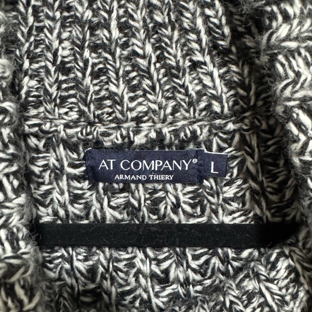 Cozy Black and Gray Crewneck Sweater with Chunky Knit - Picture 3 of 3